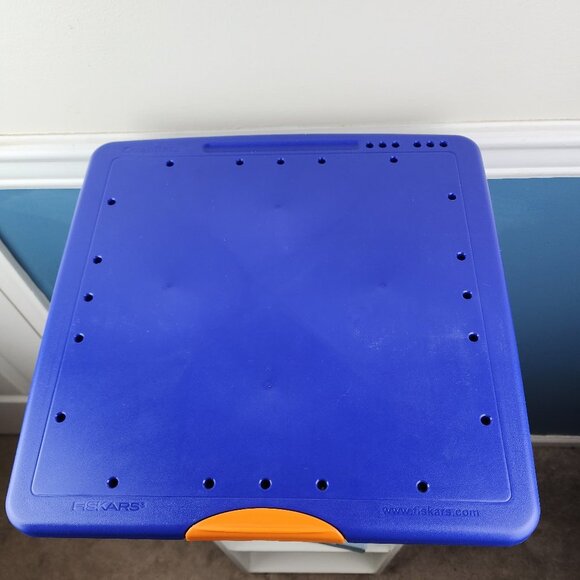 Fiskars ScrapBoss Embossing System 12x12 Scrapbooking - Picture 5 of 7